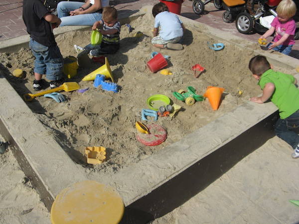 In de zandbak van een speeltuin in Leiden