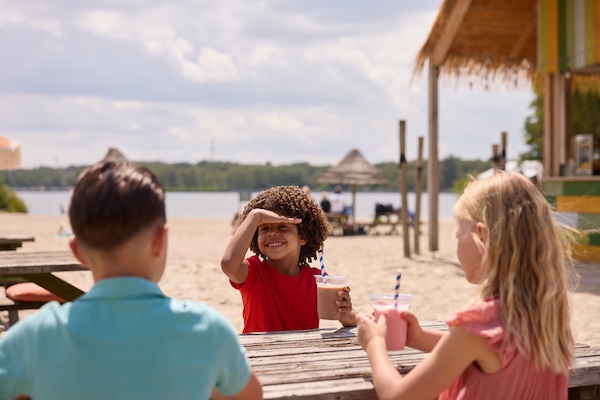 Met vriendjes en vriendinnen genieten op het strand