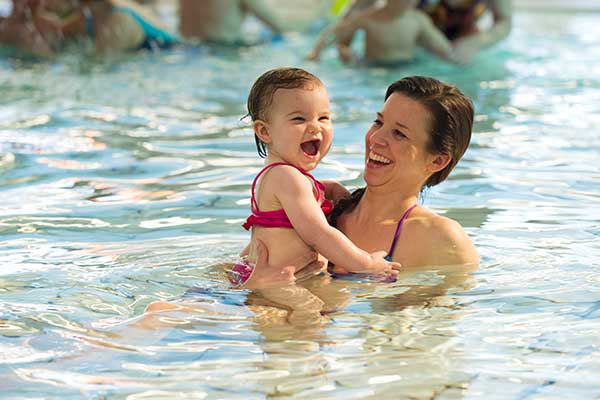 Het eerste zwemavontuur voor baby’s en peuters
