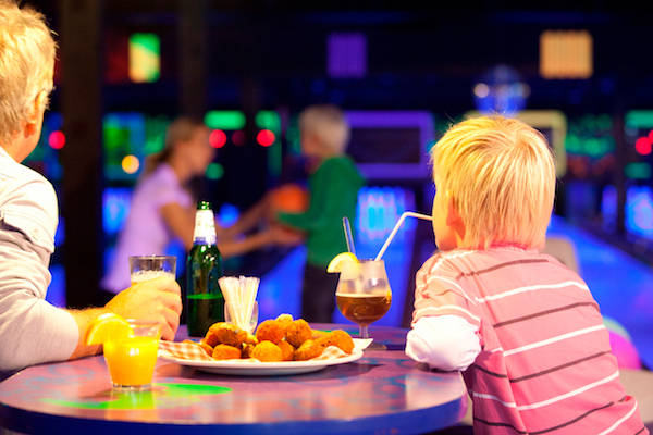 Een hapje en een drankje bij de bowling