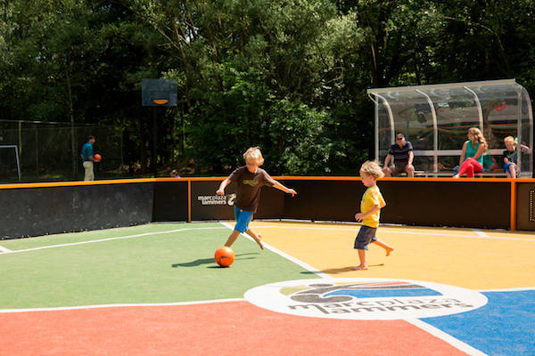 Voetballen op het sportveld