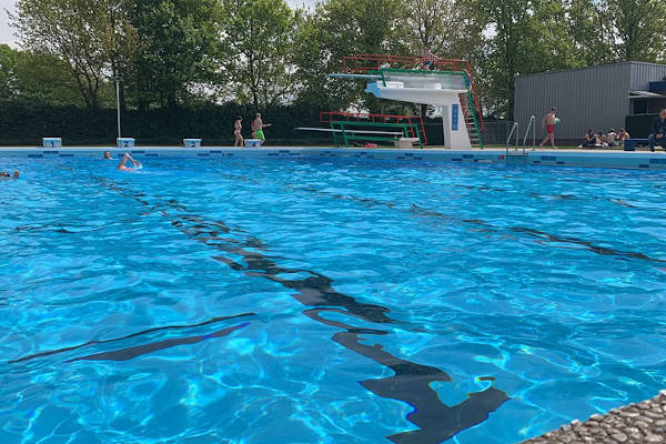 Openlucht Zwembad Blankershove: Het diepe bad met duikplank