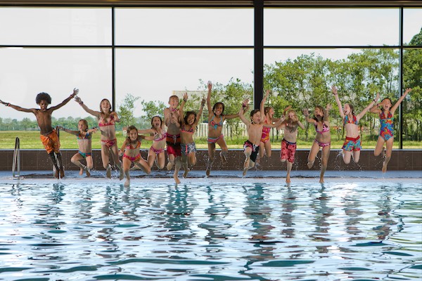 Samen ravotten en spelen in het water