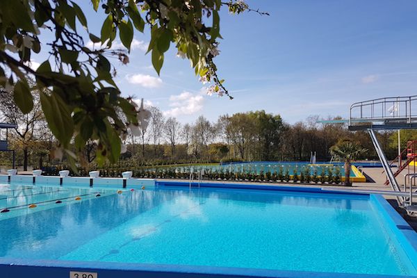 Zwembad De Melanen: Verwarmd buitenzwembad waar iedereen lekker kan genieten