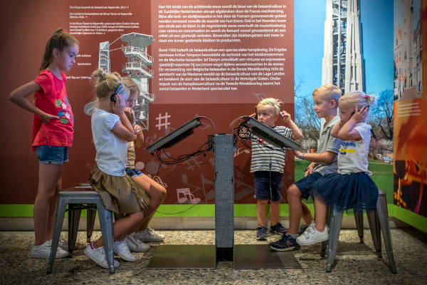 Kinderen luisteren naar de audio
