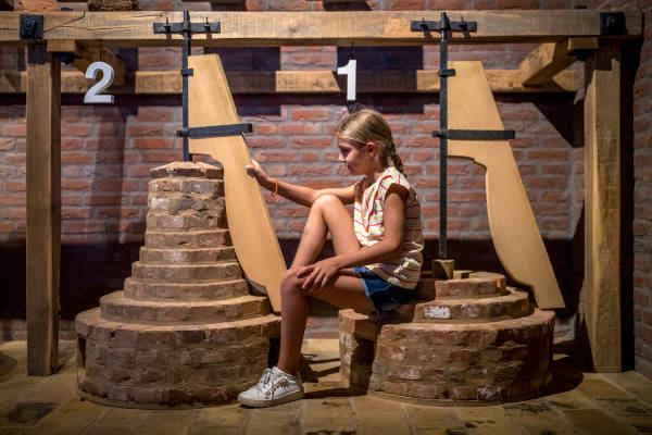 Meisje neemt een kijkje in het museum
