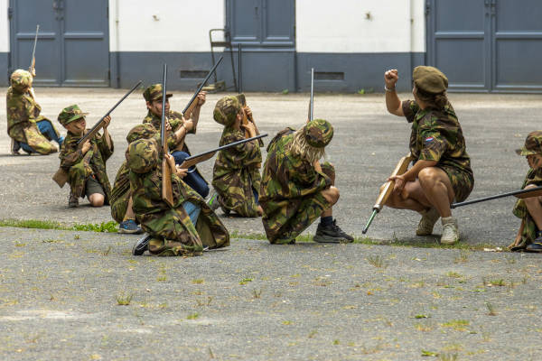 Kinderen in pak met geweer