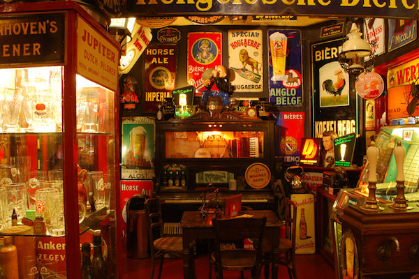 Bierreclames aan de muur