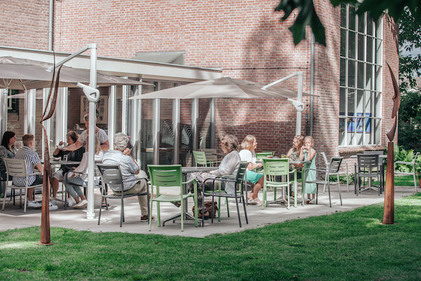 Geniet voor of na het museumbezoek van een lekker hapje of drankje