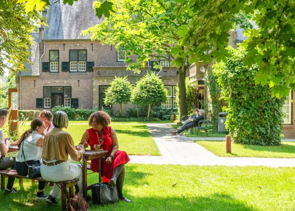 Drankje doen in de museumtuin