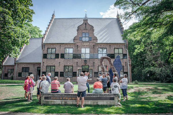 Vooraanzicht van het museum