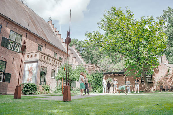 Loop door de museumtuin