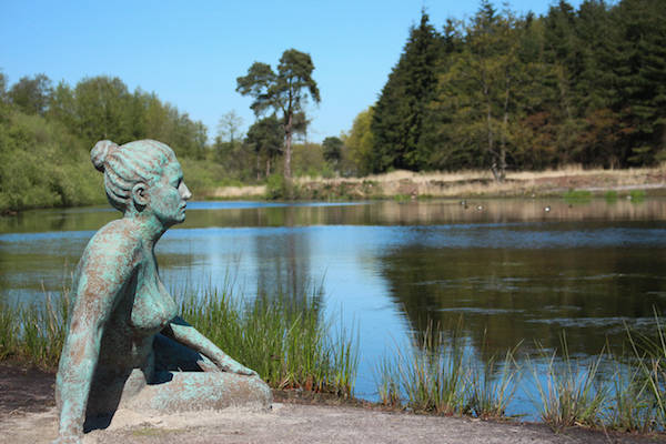 Langs de wandelroute staan er kunstwerken geïnspireerd op zijn etsen en aquarellen