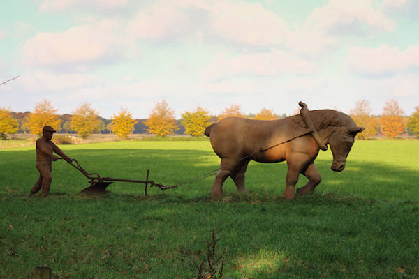 Bewonder levensgrote sculpturen