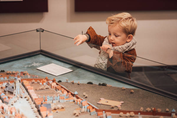 Museum de Roos: Jongen kijkt naar miniatuur gebouwen