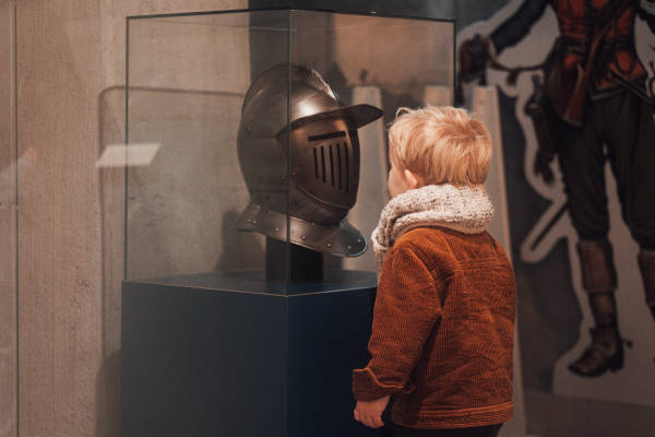 Jongen kijkt naar ridderhelm