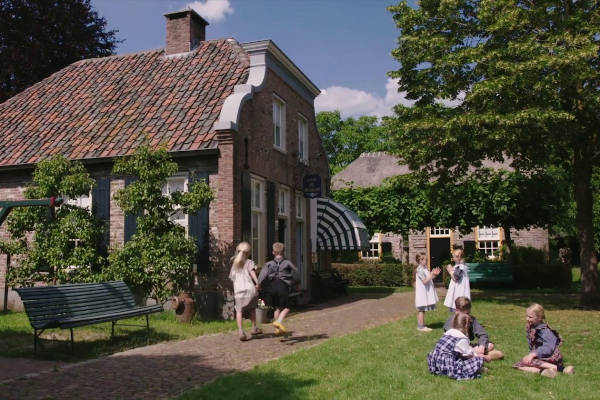 Kinderen op het dorpsplein