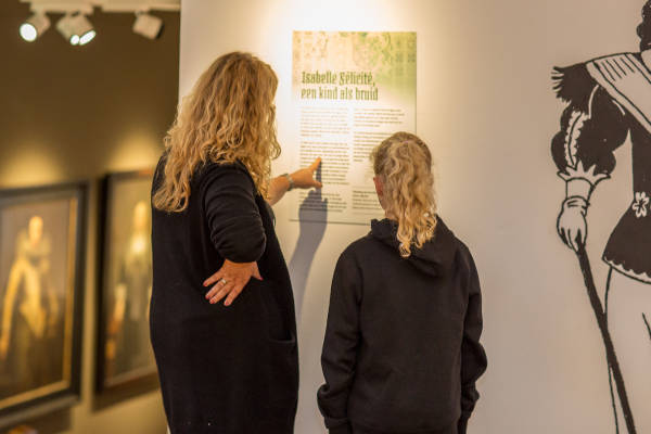 Museum Helmond: Samen de tekst lezen aan de muur