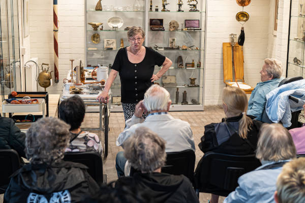 Mevrouw vertelt over het museum