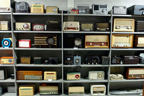 Collectie vol met oude radio's