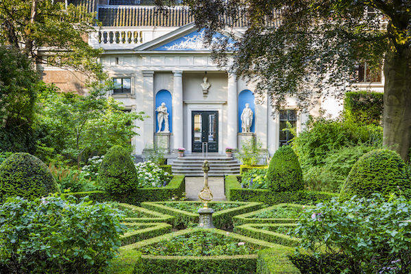 Museum Van Loon: Aan het einde van de tuin ligt het koetshuis