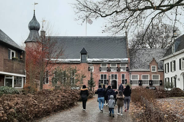 Kinderen krijgen een rondleiding door het kasteel