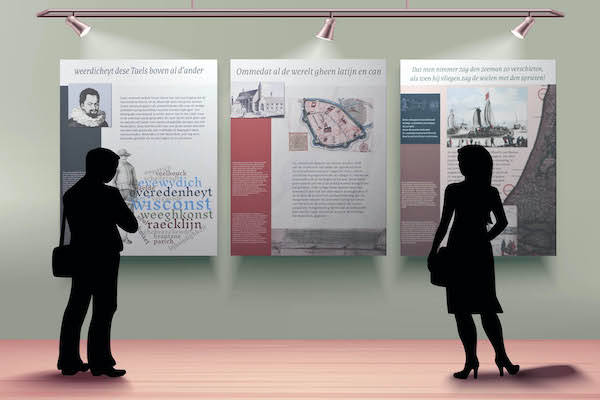 Museumbezoekers kijken naar de borden met uitleg