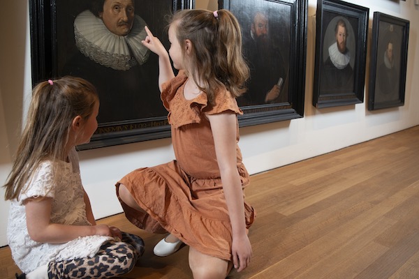 Bewonder de portretten van dichtbij