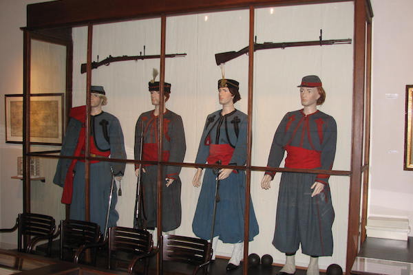 Nederlands Zouavenmuseum: Zouaven uniformen