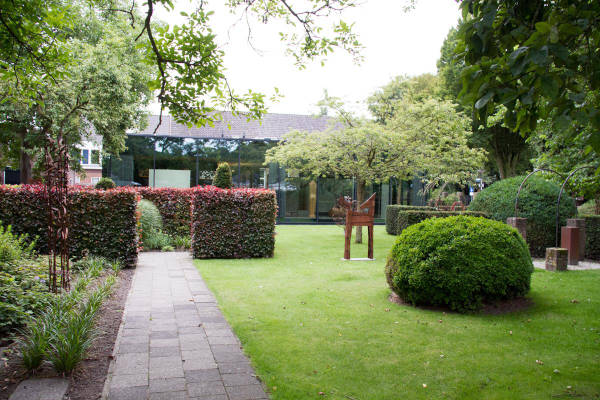 De tuin bij het museum
