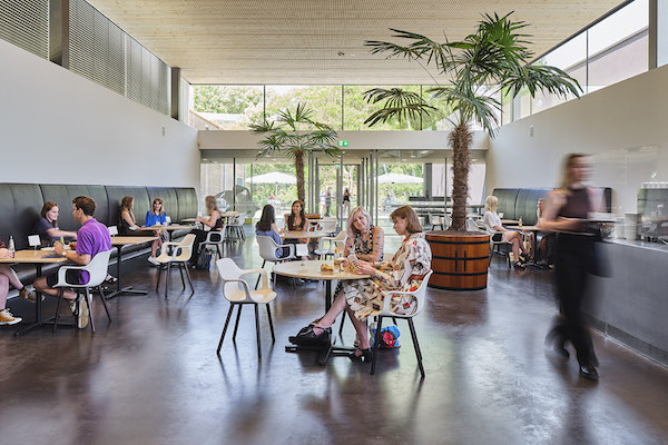 Drink en eet iets lekkers in het museumcafé