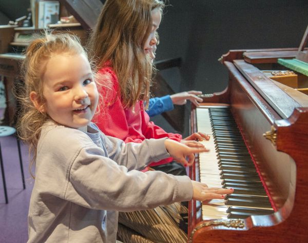 Kinderen op de piano