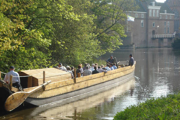 Romeinse vaartocht Woerden: Lekker varen met een groot gezelschap