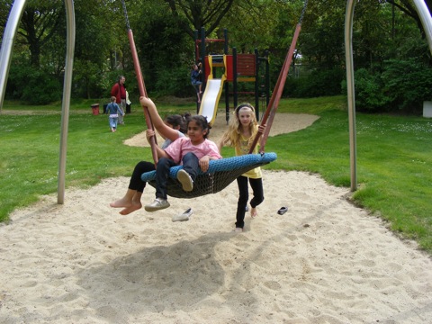 Heerlijk schommelen in een buitenspeeltuin