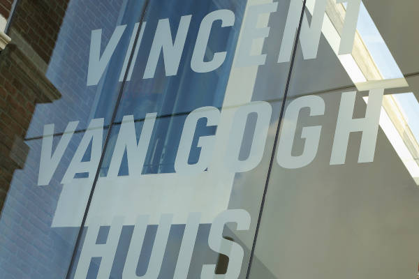 Vincent van GoghHuis: Naam op de ruit