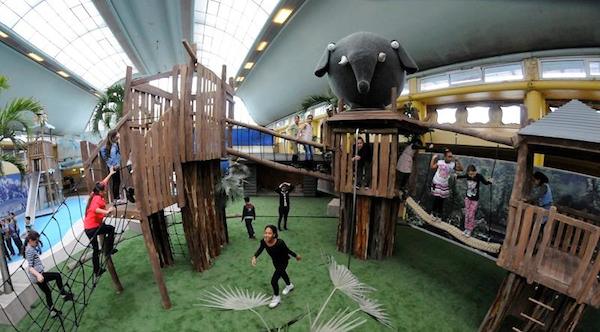 Klimmen en klauteren in de binnenspeeltuin van Diergaarde Blijdorp