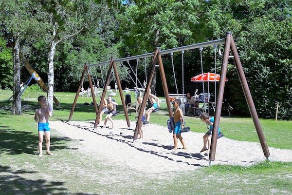 Zwembad Batensteinbad: Met zijn allen op de schommels