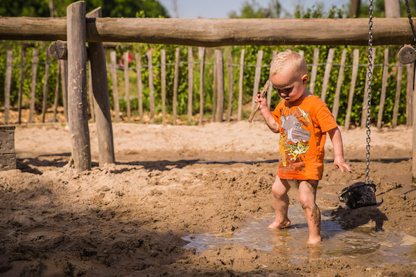 Spetteren en ravotten in het water