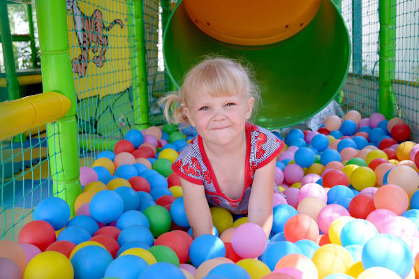 Meisje in de ballenbak