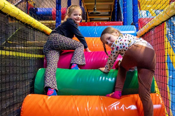 Spelende kinderen in de speeltuin