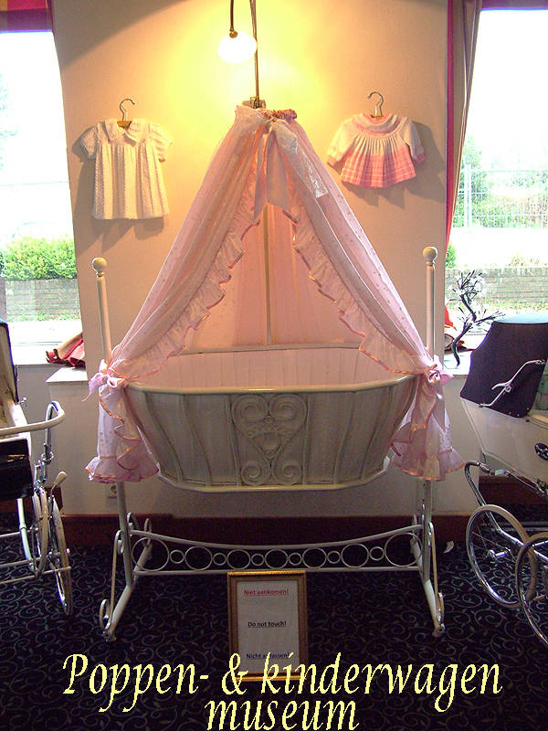 Poppen- & Kinderwagen Museum: Oude wieg