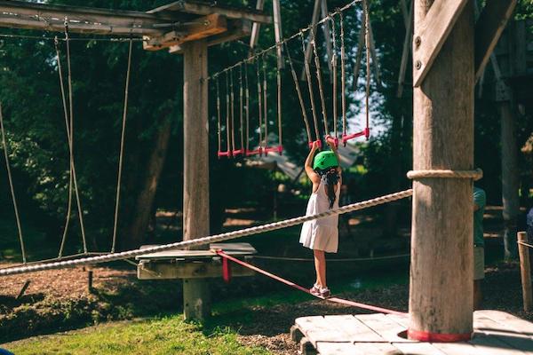 Klimeiland Vlietland: Meisje aan het hangen