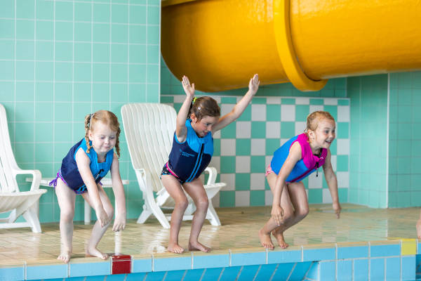 Kinderen duiken in het zwembad