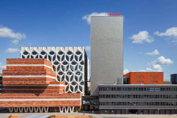 Het gebouw in de zon