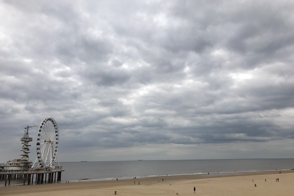 Het brede strand van Scheveningen