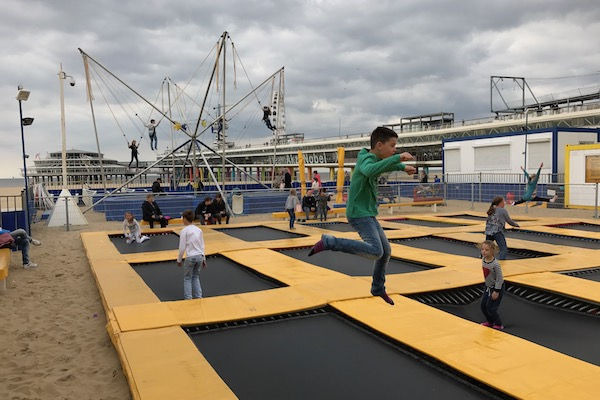Strand Scheveningen: Spring in het rond op de verschillende trampolines