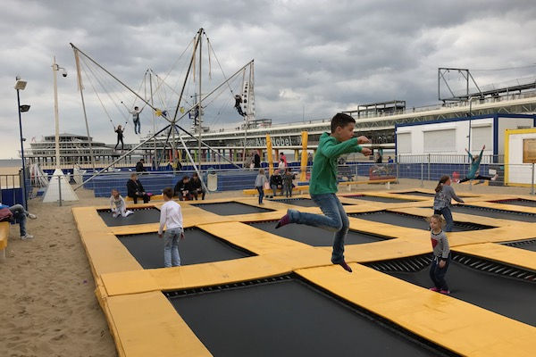 Spring in het rond op de verschillende trampolines