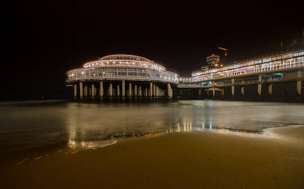 De Pier verlicht in het donker