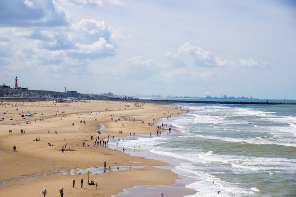 Strand Scheveningen vanaf de pier