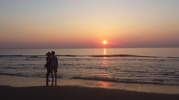 Geniet samen van de prachtig ondergaande zon op strand Scheveningen